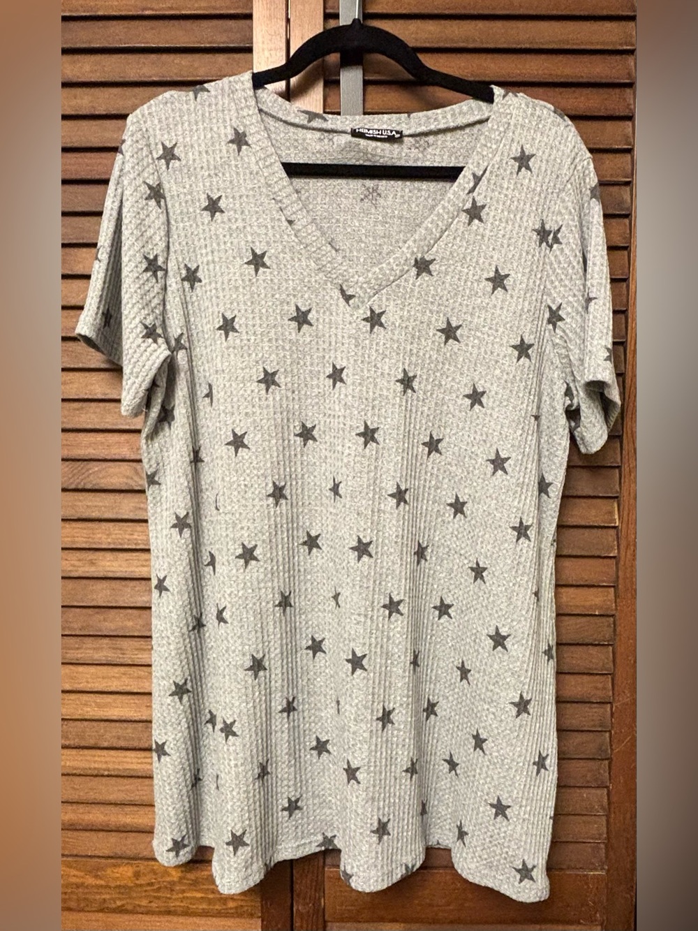 New HEIMISH USA Heather Gray with Star Print V-Neck Tunic Top - Picture 7 of 7